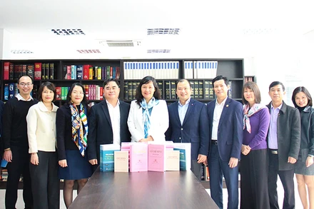 Phó trưởng Ban Tuyên giáo Trung ương Lê Hải Bình cùng lãnh đạo Nhà xuất bản Chính trị quốc gia Sự thật và lãnh đạo Học viện Ngoại giao.