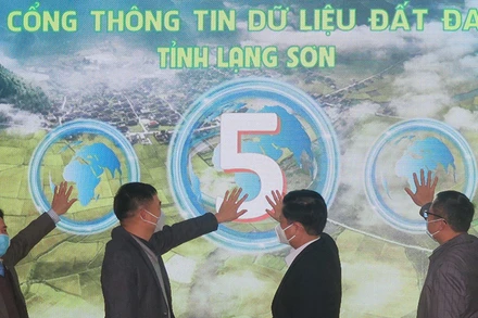 Lãnh đạo các Sở, ban, ngành của tỉnh Lạng Sơn bấm nút khai trương cổng thông tin dữ liệu đất đai của tỉnh.