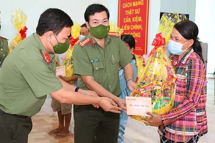 Trao quà cho người dân có hoàn cảnh khó khăn tại huyện Mỹ Tú.