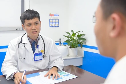 Bác sĩ tư vấn cho người dân bệnh lý đường tiêu hóa.