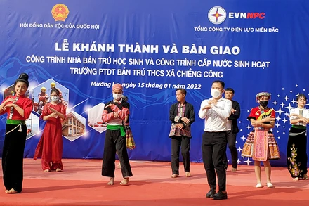Tiết mục văn nghệ của thầy trò nhà trường chào mừng lễ khánh thành nhà bán trú.