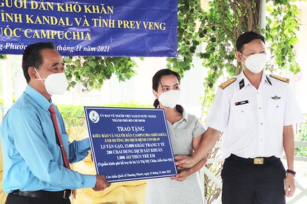 Ông Châu Văn Chi (trái) tiếp nhận quà tặng kiều bào và người dân Campuchia của TP Hồ Chí Minh. 