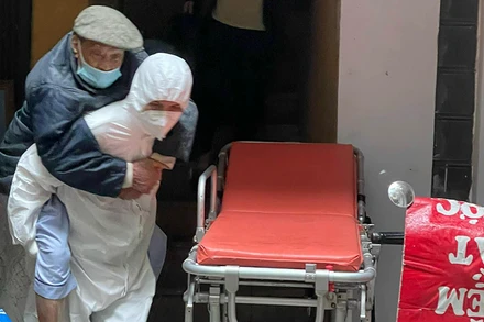 Tình nguyện viên nhóm Nhất Tâm hỗ trợ vận chuyển người cao tuổi tại Hà Nội.