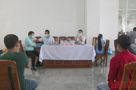 Hậu Giang tăng cường tiêm mũi 3 vaccine phòng Covid-19 cho người dân.