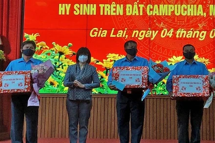 Phó Chủ tịch Ủy ban nhân dân tỉnh Gia Lai, Nguyễn Thị Thanh Lịch tặng quà cho đại diện Đội K52. 