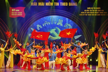 Chương trình nghệ thuật được dàn dựng công phu, thể hiện sinh động quá trình hơn 35 năm thực hiện đường lối Đổi mới. (Ảnh: BTC/TTXVN)
