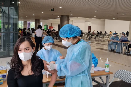 Sở Y tế Vĩnh Phúc tổ chức tiêm mũi 3 phòng ngừa Covid-19 tại Nhà hát thành phố Vĩnh Yên. 