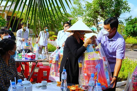 Bí thư Tỉnh ủy Cà Mau tặng quà tết cho nhân dân vùng căn cứ Tỉnh ủy Lung Lá-Nhà Thể vào sáng 26/1.