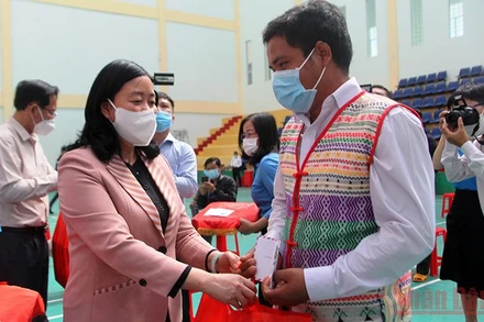 Trưởng Ban Dân vận Trung ương Bùi Thị Minh Hoài tặng quà hộ gia đình chính sách tiêu biểu, đồng bào dân tộc thiểu số trên địa bàn thành phố Gia Nghĩa. 