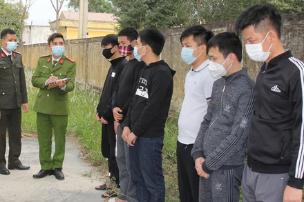 Lực lượng Công an tỉnh Hà Nam lấy lời khai các đối tượng tham gia tổ chức đánh bạc. 