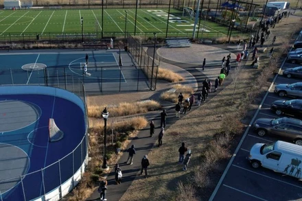 Người dân Mỹ xếp hàng dài trong giá lạnh chờ xét nghiệm Covid-19 ở Everett, Massachusetts, Mỹ, ngày 4/1/2022. (Ảnh: REUTERS)