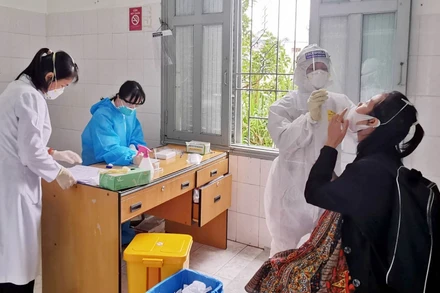 Lấy mẫu xét nghiệm Covid-19 tại Trung tâm Kiểm soát bệnh tật Lâm Đồng.