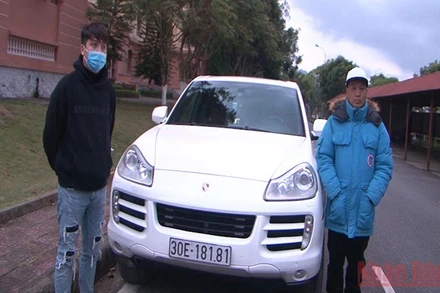 Các đối tượng và tang vật vụ án.