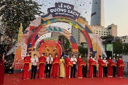 Nghi thức cắt băng khai mạc Lễ hội Đường sách Tết Nhâm Dần 2022.