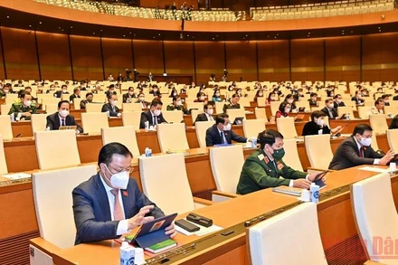 Các đại biểu Quốc hội tham gia biểu quyết thông qua Nghị quyết về thí điểm một số cơ chế, chính sách đặc thù phát triển thành phố Cần Thơ. (Ảnh: LINH KHOA)