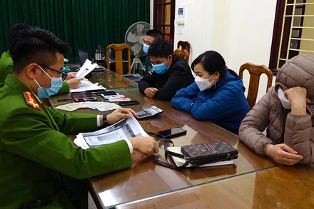 Công an Quảng Bình làm việc với các đối tượng liên quan.