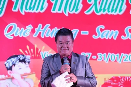 Chủ tịch Hội người Việt Nam thủ đô Vientiane Lê Văn Mùi mong muốn kiều bào ngày càng gắn kết, đùm bọc và đoàn kết vượt qua khó khăn trong đại dịch, tối 30/1. (Ảnh: Xuân Sơn)