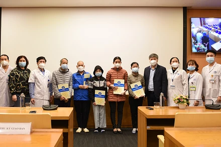 Lãnh đạo Bảo hiểm xã hội Hà Nội tặng quà bệnh nhân bảo hiểm y tế tại Bệnh viện đa khoa Xanh Pôn. (Ảnh: Bảo hiểm xã hội Hà Nội) 