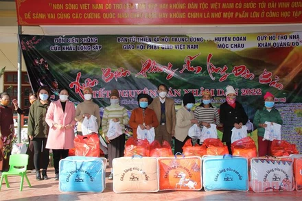 Trao tặng chăn ấm và các phần quà cho các hộ nghèo.