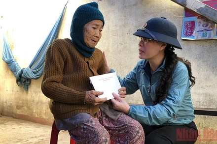 Bí thư Tỉnh ủy Quảng Ngãi Bùi Thị Quỳnh Vân thăm hỏi, tặng quà cho hộ nghèo bị thiệt hại do thiên tai.