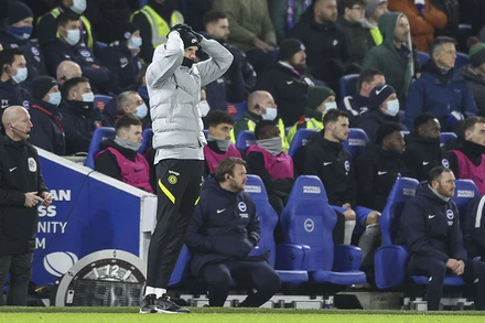 Thomas Tuchel biểu hiện sự thất vọng trong trận hòa Brighton. (Ảnh: Getty Images)