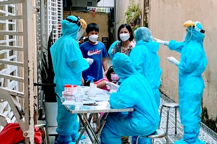 Lấy mẫu xét nghiệm Covid-19 cho trẻ em.