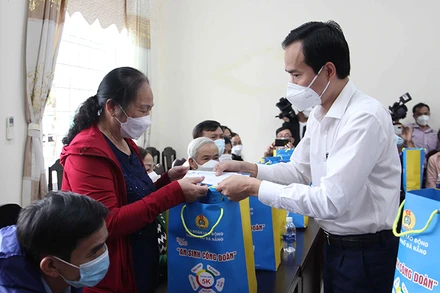 Trao gói an sinh tặng tổ trưởng, tổ phó các Ban điều hành tổ công nhân tự quản.