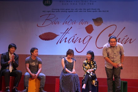 Các cây bút trẻ trao đổi tại tọa đàm Bản hòa âm tháng Chín.Ảnh: Việt Khôi