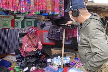 Thực hiện thu âm thanh tại chợ Tú Lệ (Văn Chấn, Yên Bái).