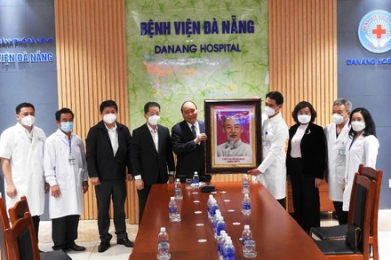 Chủ tịch nước tặng bức ảnh chân dung Chủ tịch Hồ Chí Minh cho Bệnh viện Đà Nẵng.