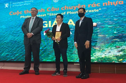 Tác giả Nguyễn Giang Nam, phóng viên báo điện tử Tổ quốc, nhận Giải A của cuộc thi ảnh “Câu chuyện rác nhựa”.
