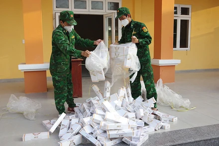 Tổ công tác của Đồn Biên phòng Cầu Muống kiểm đếm tang vật. (Ảnh: MẠNH CƯỜNG)