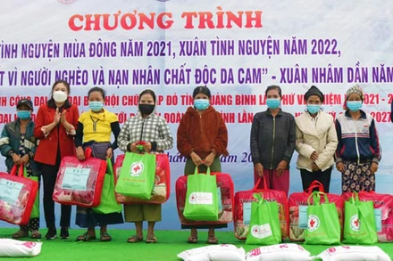 Đại diện các đơn vị của tỉnh Quảng Bình tặng quà cho bà con ở bản Ka Ai, xã Dân Hóa, huyện Minh Hóa.