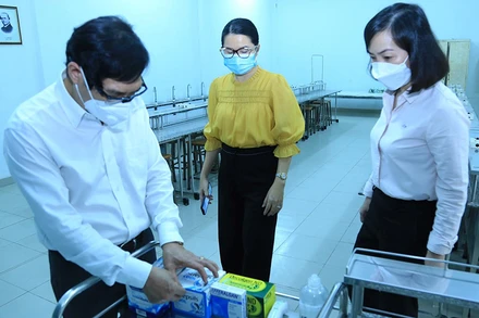 Lãnh đạo UBND tỉnh Đồng Nai kiểm tra công tác chuẩn bị cho học sinh đi học trực tiếp trở lại ở thành phố Biên Hòa.