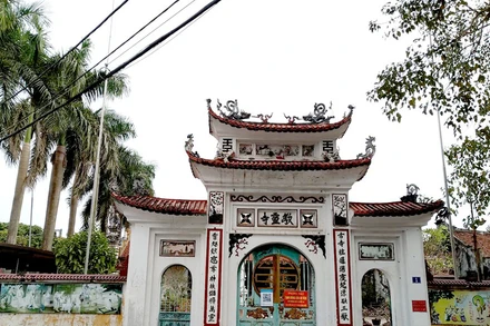 Tam quan chùa Vàng.