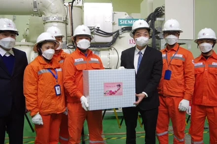 Chủ tịch UBND thành phố Hà Nội tặng quà động viên công nhân Tổng công ty Điện lực Hà Nội đang trực Tết tại Trạm biến áp 110kV Bắc Thành Công. (Ảnh: Ngọc Khánh)