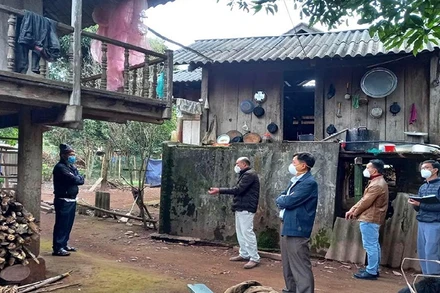 Lãnh đạo Sở Y tế Điện Biên kiểm tra công tác chống dịch ở Tủa Chùa. (Ảnh: CDC Điện Biên)