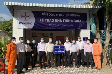 Lãnh đạo Công ty Điện lực Đồng Tháp bàn giao nhà và trao tặng quà cho gia đình chính sách tại xã Thường Phước 2, huyện Hồng Ngự.