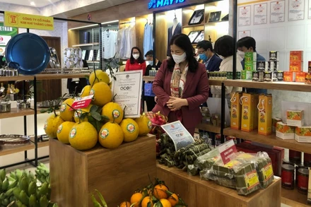 Người tiêu dùng tìm mua các sản phẩm OCOP tại Điểm giới thiệu và bán sản phẩm tại 183 Ngô Gia Tự.