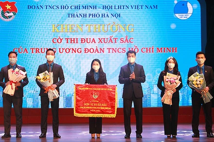 Đồng chí Ngô Văn Cương, Bí thư Trung ương Đoàn (thứ 3 từ phải sang) trao Cờ thi đua tặng Thành đoàn Hà Nội trong khuôn khổ hội nghị.