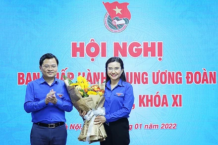 Đồng chí Nguyễn Anh Tuấn, Ủy viên Trung ương Đảng, Bí thư thứ nhất Trung ương Đoàn, tặng hoa chúc mừng đồng chí Nguyễn Phạm Duy Trang.