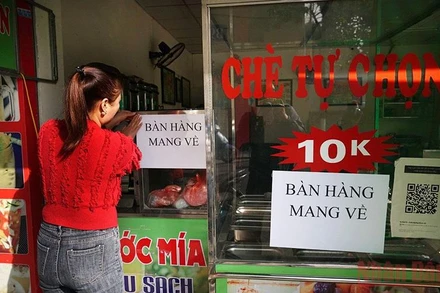 Các cửa hàng ăn uống tại các quận "vùng cam" của Hà Nội tiếp tục chỉ bán hàng mang về.
