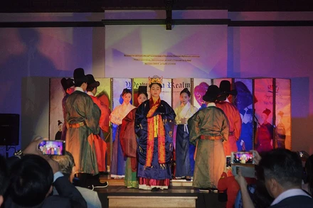 Nhóm VNC tái hiện lễ sắc phong Hoàng Thái hậu thời Lê sơ tại Australia.