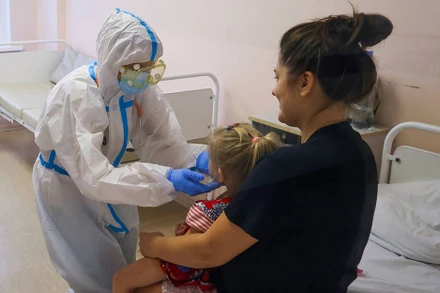 Trẻ em Nga đi khám tại bệnh viện. (Ảnh: TASS)