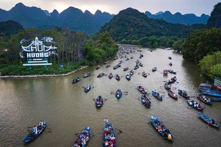 Lễ hội Chùa Hương những năm chưa có dịch luôn thu hút đông khách tham quan.