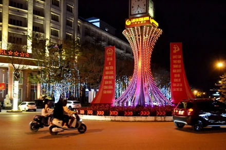 Đường phố Lào Cai trang hoàng rực rỡ ánh đèn màu đón giao thừa năm mới.