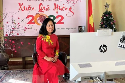 Đại sứ Việt Nam tại Italia Nguyễn Thị Bích Huệ phát biểu tại Xuân quê hương 2022. (Ảnh: Hải Linh/TTXVN)