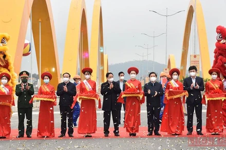 Thủ tướng Phạm Minh Chính và các đại biểu cắt băng khánh thành cầu Tình yêu. (Ảnh: TRẦN HẢI)