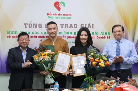 Trao giải Nhất cho các tác phẩm ghi âm, ghi hình nghệ thuật biểu diễn về phòng, chống dịch. Ảnh: Minh Hoàng