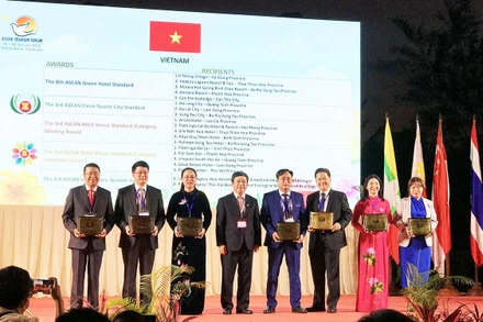 Thứ trưởng Văn hóa, Thể thao và Du lịch Đoàn Văn Việt cùng đại diện địa phương, đơn vị tham dự nhận giải. (Ảnh: Tổng cục Du lịch)